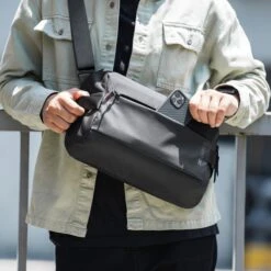 Explorer-T21 Sling Bag M/7L (Fits 11-inch IPad Pro) -Tomtoc 7 c91e1ec7 7aef 4c2d af60 674a1a06a574