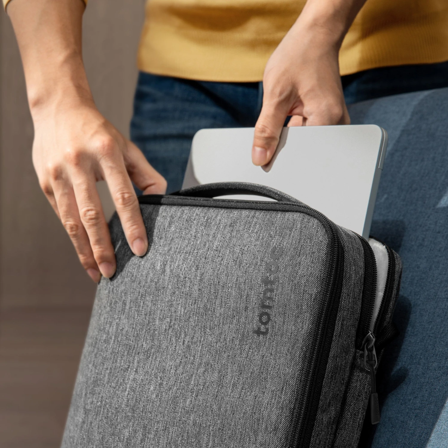 DefenderACE-A04 Laptop Shoulder Bag For 14-inch MacBook Pro M3/M2/M1 | Gray 11 DefenderACE-A04 Laptop Shoulder Bag For 14-inch MacBook Pro M3/M2/M1 | Gray - Image 9